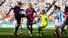 Luis Suárez z Barcelony stílí gól do sít San Sebastianu.