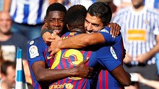Fotbalisté Barcelony slaví gól v San Sebastianu.