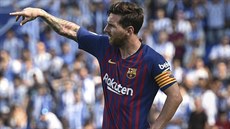 Lionel Messi usmruje spoluhráe bhem  Barcelony v San Sebastianu.