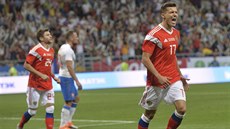 Ruský fotbalista Dmitrij Poloz slaví gól proti esku, eský obránce Vladimír...