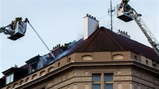 Hasii zasahují u poáru stechy domu v ulici U Nikolajky na Smíchov. (11....
