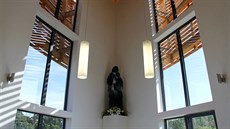 Kaple Panny Marie Karmelské na okraji obce Sázava nedaleko áru pipomíná...