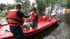 Evakuace eny se psem bhem záplav vyvolaných hurikánem Florence (16. záí 2018)