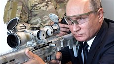 Ruský prezident Vladimir Putin se dívá do mířidla odstřelovací pušky na zbrojní...