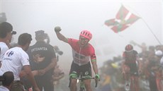 Baskická vlajka vlála v pozadí a kanadský cyklista Michael Woods projížděl...