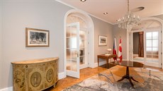 Vstupní hala velvyslanectví Kanady se starožitným nábytkem. (6.9.2018)