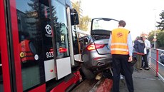 V Dubeské ulici vykolejila tramvaj po nárazu do auta. (18.9.2018)
