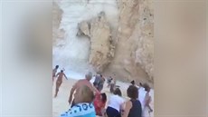 Na ostrov Zakynthos se na turisty utrhl kus skály