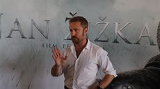 Ben Foster se fotí ped plakátem filmu Jan ika