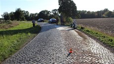 �idi� auta prorazil na výmolu vanu s olejem a ten vytekl na silnici. Následn�...