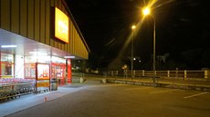 �idi� nezvládl na parkovi�ti u mohelnického Penny marketu ak�ní výjezd a srazil...