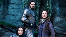 Kit Harington, Richard Madden a Michelle Fairleyová v seriálu Hra o trny (2013)