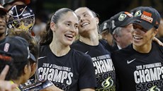 Sue Birdová ze Seattle Storm s trofejí pro vítzky WNBA.