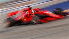 Sebastian Vettel ze stáje Ferrari b�hem tréninku na Velkou cenu Singapuru.