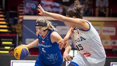 Česká basketbalistka Kamila Hošková (vlevo) útočí na ME 3x3 na italský koš.