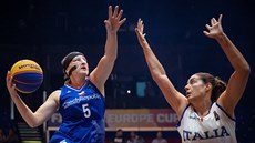 Česká basketbalistka Kamila Hošková (vlevo) útočí na ME 3x3 na italský koš.