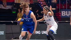 eská basketbalistka Tereza Vorlová (vlevo) útoí na ME 3x3 bhem duelu s...