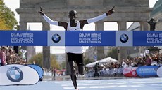 Keský vytrvalec Eliud Kipchoge vítzoslavn dobíhá do cíle Berlínského...