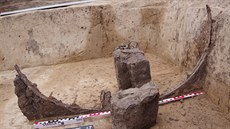 Komorový hrob s pozstatky vozu a dalími cennými nálezy