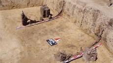 Komorový hrob s pozstatky vozu a dalími cennými nálezy