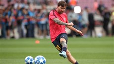 Barcelonská hvzda Lionel Messi na rozcvice ped utkáním Ligy mistr proti PSV...