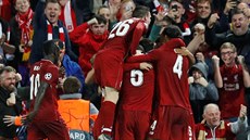 EUFORIE. Fotbalisté Liverpoolu slaví tetí (a rozhodující) gól v utkání Ligy...