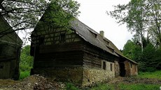 Zdné budovy zstaly oputné a chátraly, take se poátkem 21. století statek...