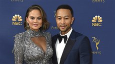 Chrissy Teigenová a John Legend na cenách Emmy (Los Angeles, 17. září 2018)
