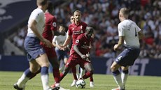 Sadio Mané z Liverpoolu u míe bhem duelu s Tottenhahem.