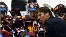 Kou hokejové Sparty Uwe Krupp ídí týmovou poradu v utkání s Vítkovicemi.