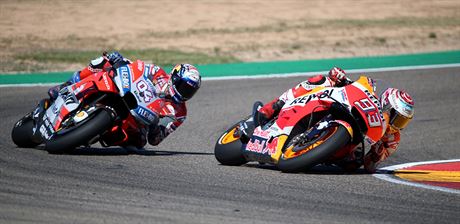 Marc Márquez (vpravo) a Andrea Dovizioso bhem závodu Moto GP v Aragonii.