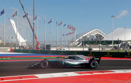 Lewis Hamilton z Mercedesu bhem kvalifikace na Velkou cenu Ruska.