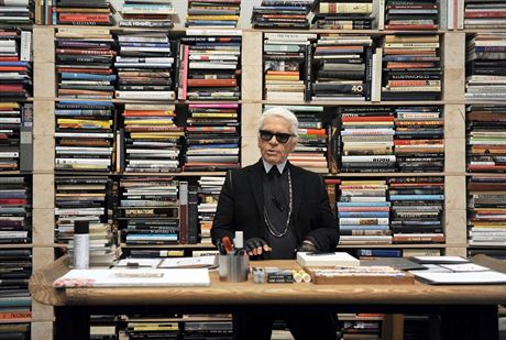 Karl Lagerfeld se vedle mdy vnuje i fotografii a tak psan knih. M dokonce...