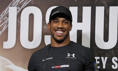 Boxer Anthony Joshua na tiskové konferenci.