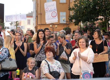 Lidé v Chebu v záí protestovali proti návratu hazardu do msta.