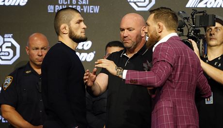 Conor McGregor vs. Chabib Nurmagomedov, mezi nimi f UFC Dana White.