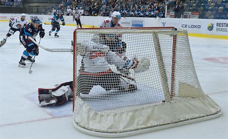 Liberecký Jakub Valský (v modrém) dává gól, pekonává tpána Lukee v brance...