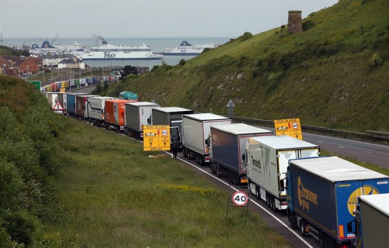 Takto by to mohlo vypadat. Nekonené kolony kamion se v Doveru vytvoily v...