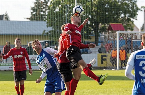 Chrudimský Jakub ípek hlavikuje v pohárovém zápase proti Mladé Boleslavi.