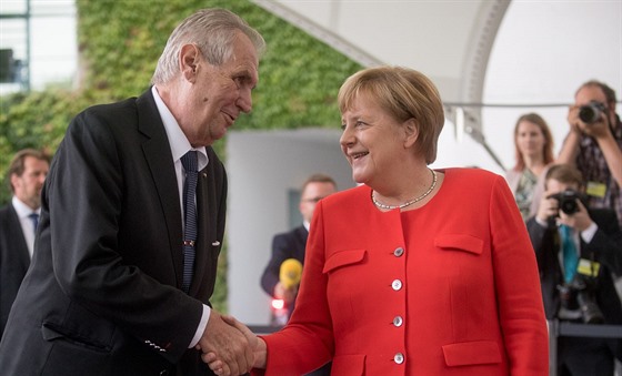 Nmecká kancléka Angela Merkelová se v Berlín setkala s eským prezidentem...