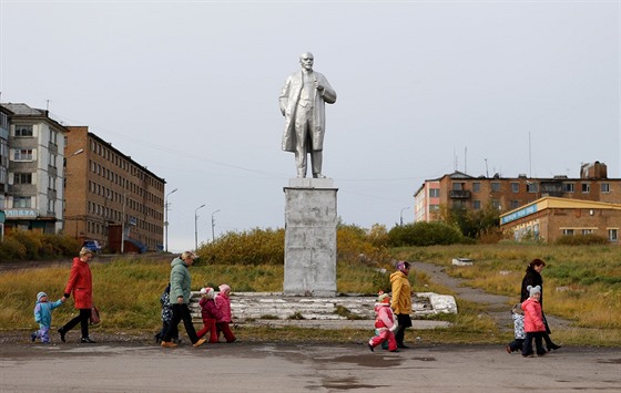 Skupina dtí z mateské koly prochází kolem sochy Vladimíra Lenina. (17. záí...