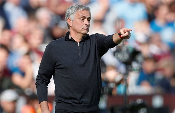Trenér Manchesteru United Jose Mourinho bhem utkání s West Hamem.