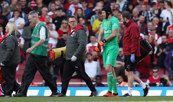 Petr ech z Arsenalu bhem lékaského oetení v zápase proti Watfordu.