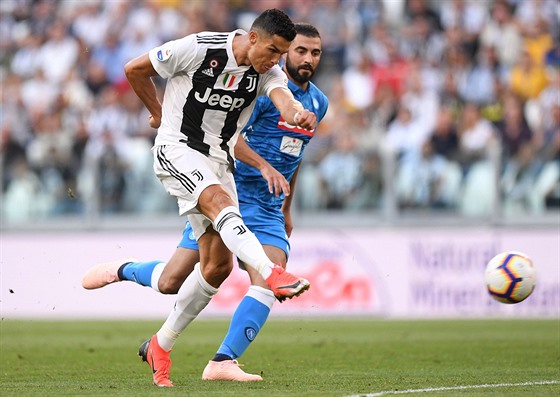 Cristiano Ronaldo z Juventusu (vpedu) stílí na bránu bhem utkání s Neapolí.
