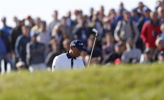 Zklamaný Tiger Woods z amerického výbru bhem druhého dne Ryder cupu.