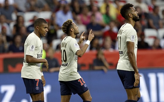 Hrái Paris St. Germain Kylian Mbappe (vlevo), Neymar (uprosted) a Maxim...