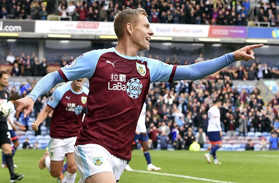 Matj Vydra, útoník Burnley, slaví svj gól do sít Bournemouthu.