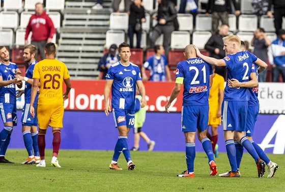 Olomoutí fotbalisté oslavují gól Václava Jemelky v utkání proti Dukle.