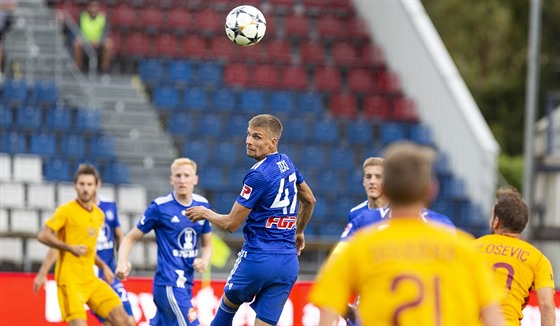 Z Olomouce získala Zbrojovka záloníka Jiího Texla (hlavikující). 