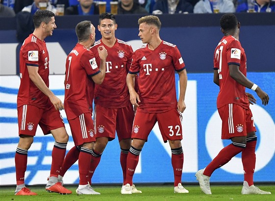 Fotbalisté Bayernu Mnichov oslavují gól Jamese Rodrigueze (tetí zleva)
